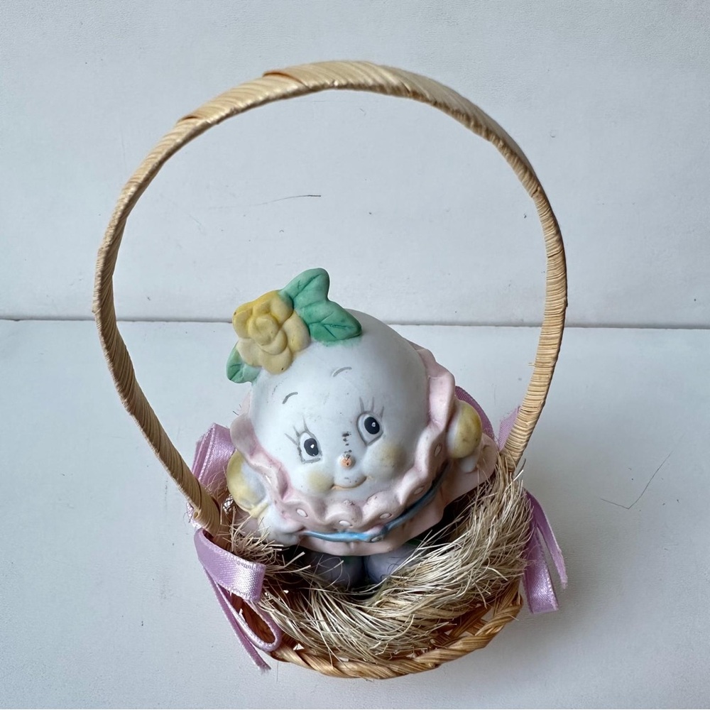 Vintage/Antique ceramic figurine Egg in a woven basket Décor For Easter os